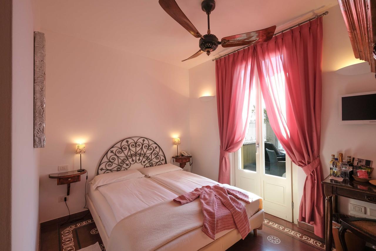 Albergo Milano วาเรนนา ภายนอก รูปภาพ